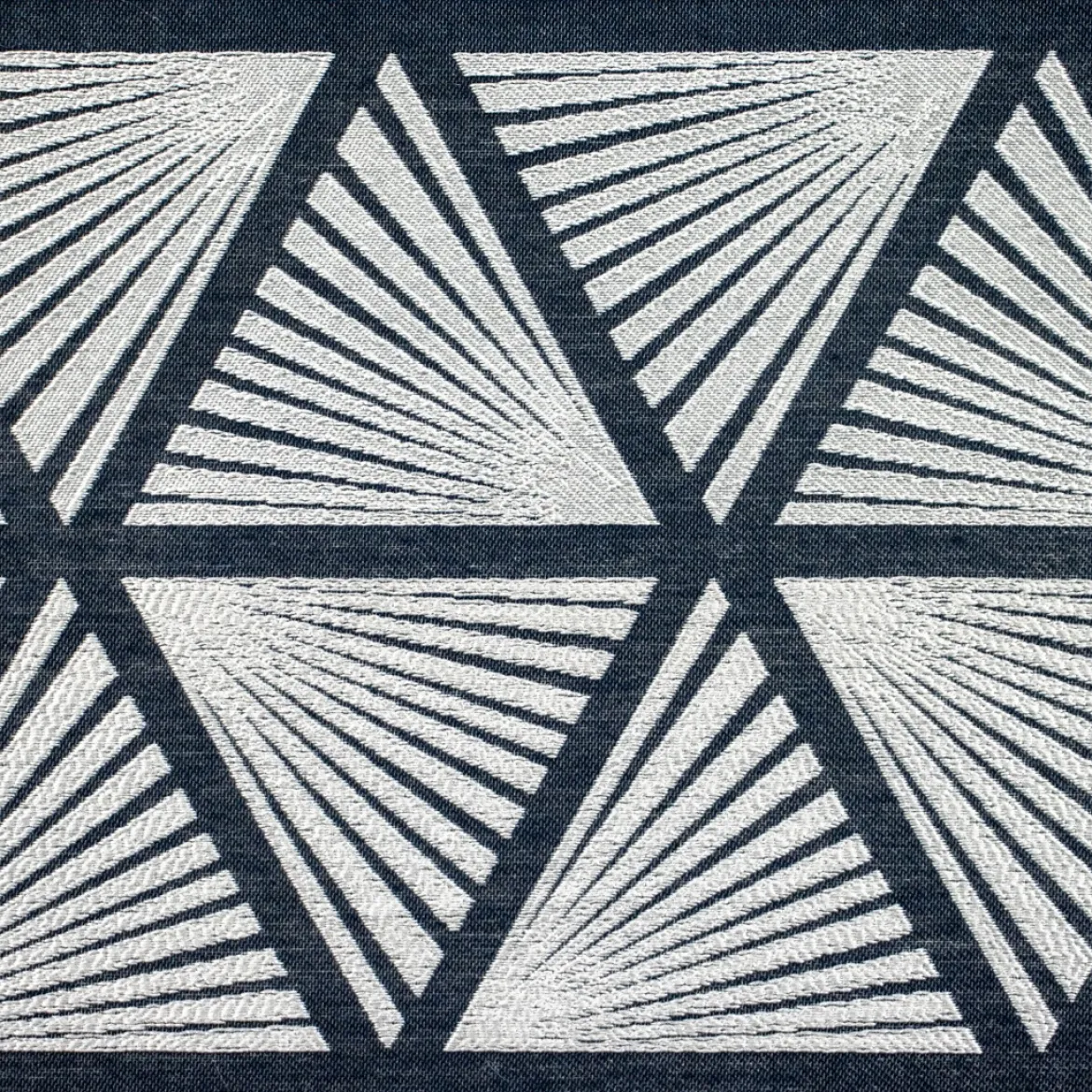 ARREDAMENTO TIBO GEOMETRICO